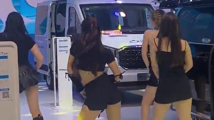 家人们，青岛国际车展秋季赛开锣！12.34元看遍全球车潮，免排队换票。五大车展扛把子，24届老展。交