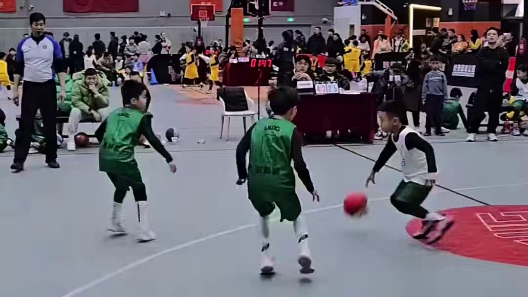 有单打有团队配合，从孩子们看到了中国篮球的未来