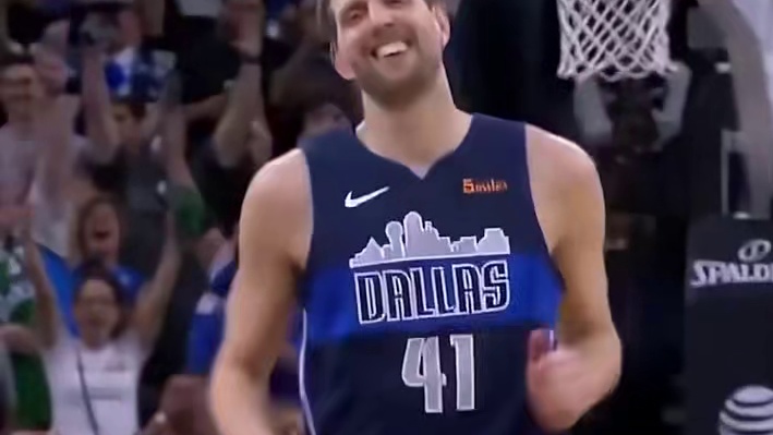 诺维斯基职业生涯最后一球，老爷子示意队员不要协防