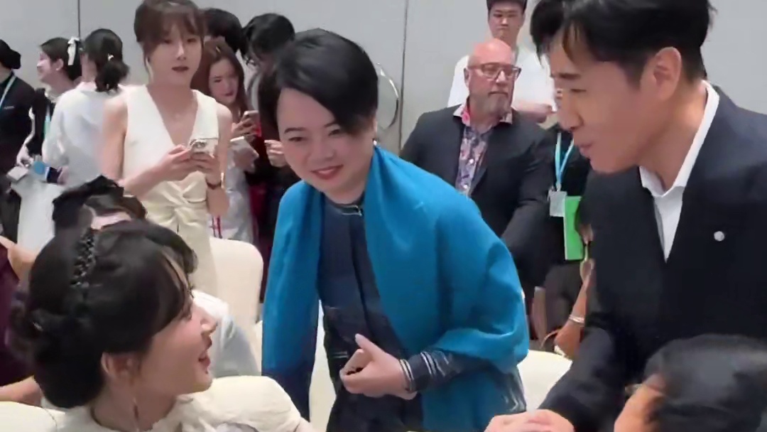 路人镜头看明星人情世故，蒋奇明获奖合影被淹没，杨紫化身社交小达人#蒋奇明 #杨紫 #吴京  #娱乐评