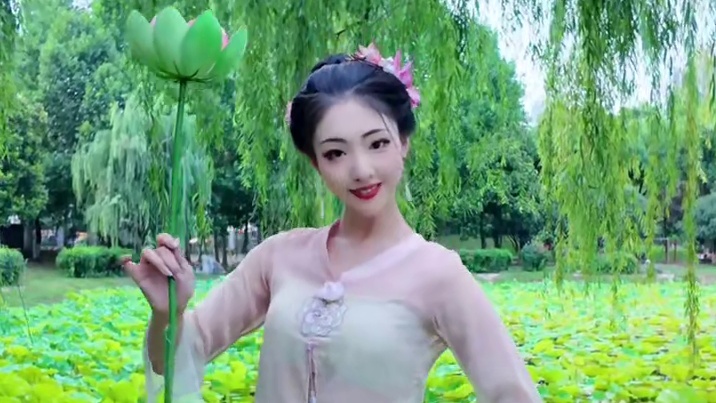 “纤手折芙蕖，花洒罗衫湿。”#古典舞 #舞蹈翻跳 #向全世界展示中国舞 #荷花