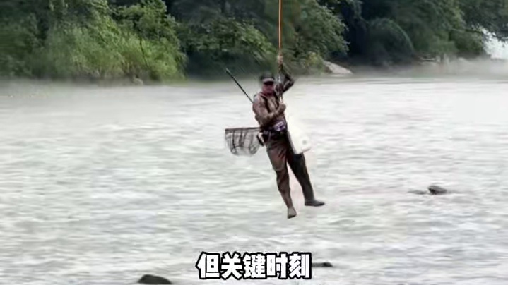 无人机救援 感受中国科技的温暖 中国科技的温暖，就是让我们在风雨中也能感受到守护生命的力量#无人机 