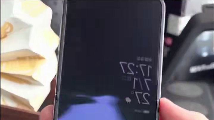 小折叠折痕对比，雷式对比法能行吗？ #小米 #小米手机 #折叠屏 #华为 #华为手机