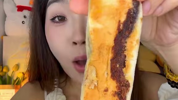 爱吃豆沙面包应该都没办法拒绝这款吧！到手十根，一根80g 满满豆沙！吃起来真的好满足，没有脱氢乙酸钠