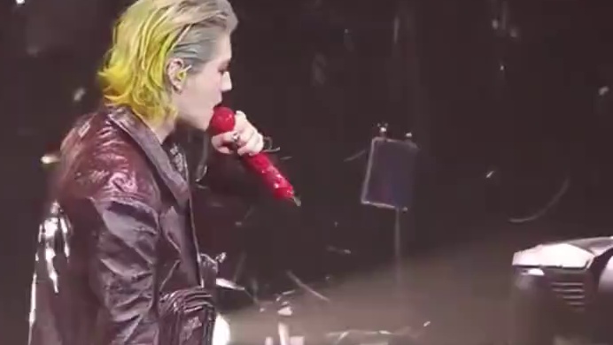 “爱从不曾保留，才勇敢了我” #鹿晗#我们的明天#鹿晗上海演唱会#鹿晗我们的明天全场合唱#鹿晗演唱会