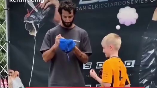 里卡多拒绝加盟凯迪拉克 虽然车迷们都盼着里卡多能回归F1，但大牙自己否认了这个可能性，最近参加卡丁车