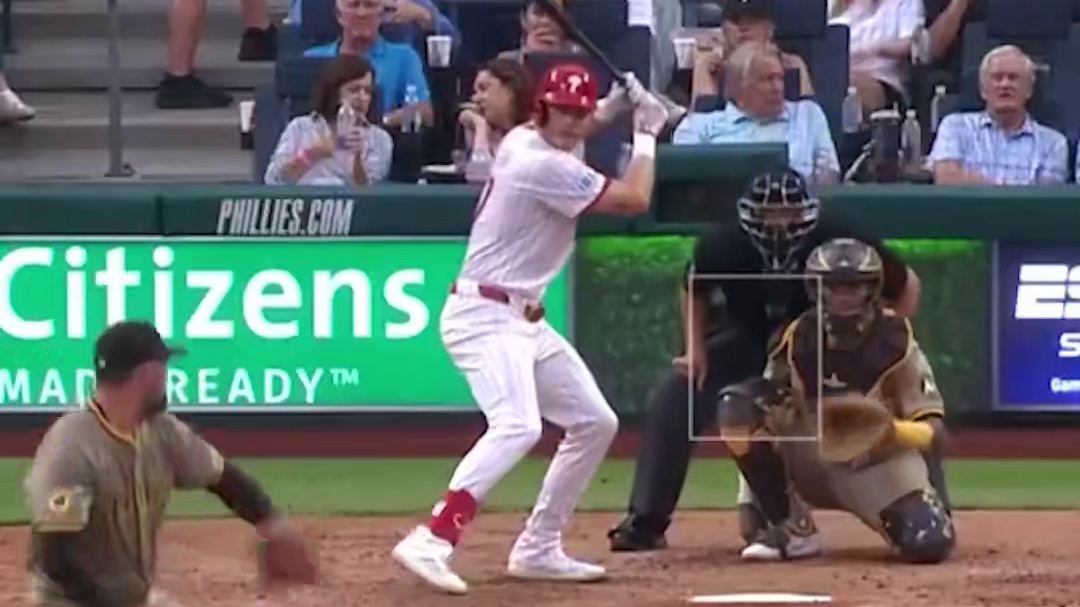 世界名画诞生！今日教士二年级明星外场手杰克逊-梅里尔面对一颗深远的外场高飞球，垂直起跳半身越过高墙没