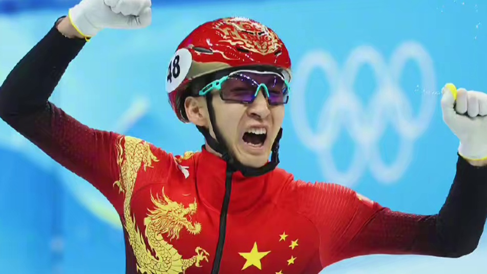 在短道速滑混合团体米接力决赛中中国队击败对手