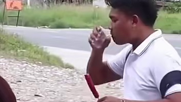 给街头饮用水加料整蛊路人