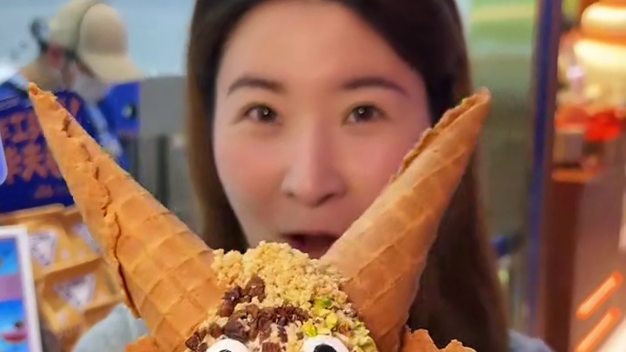 哇！才10多块钱就吃到了波比艾斯撒满三种坚果碎，用碗才装的下新品坚果怪兽华夫冰淇淋！一个人根本吃不完