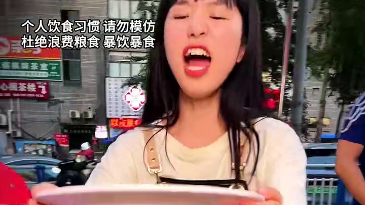 健身教练来挑战5两面，给妈妈赢点调料回去，真孝顺呀！#重庆小面 #重庆美食 #妈呀太香了 #小面调料