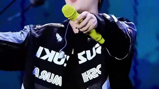 “他凭什么这么简单 就能赢了我” #张远#看着我的眼睛说#现场版live#张远白巡回演唱会