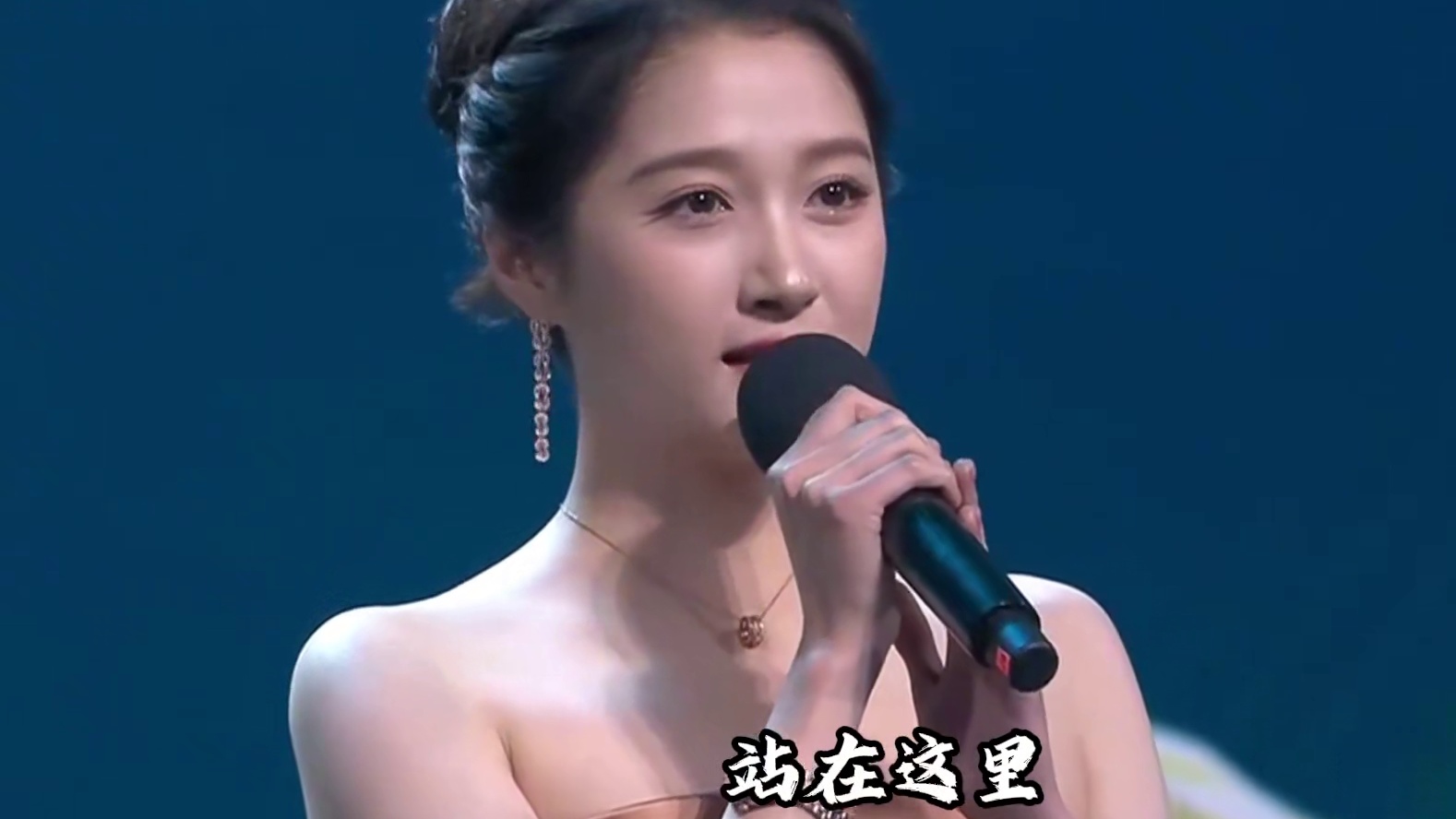 #鹿晗 暴瘦脱相因分手缘故？#关晓彤 #白玉兰 背景图辟谣太绝了！#娱乐评论大赏 #娱乐