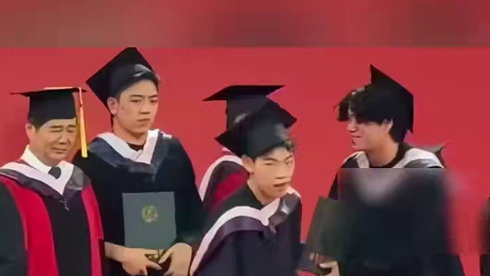学位授予仪式上“显眼包”们整活儿不断，“假摔”、九节鞭、翻跟头花样百出......校长：这几个“捣蛋
