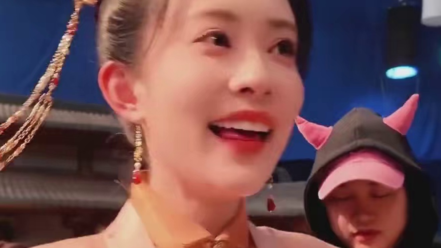 但别说孟姐了，就这白发谁看了能不爱啊