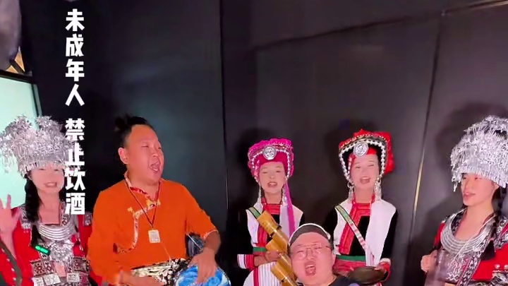 吃菌汤真的要来菌彩！！！直接把云南的慢生活搬到了成都！各种云南小吃都好好吃~还体验到了云南的酒文化！