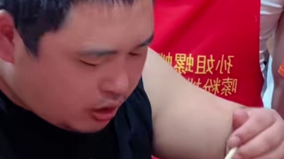 重庆帅哥轻松打破阿姨的记录~#螺蛳粉