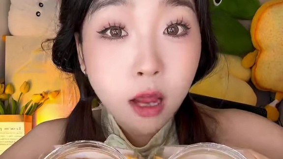 一桶是220g，海盐焦糖在这里哦！大块的法棍丁！越嚼越香！#追剧小零食 #零食推荐 #好吃到停不下来