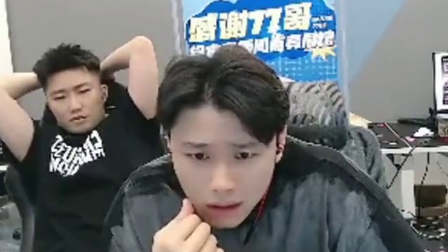 各大职业选手们看，绿茶残局1v3，WE下关键性残局。全员看的惊叫！石头看的双手抱头！#KZ对阵WE 