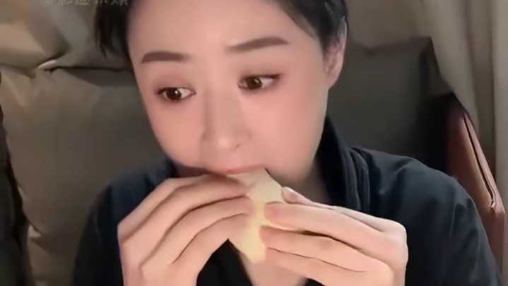 被身材“硬控”的女星饭量差距，关晓彤彩椒碗藏乾坤，林志玲生煎包细嚼慢咽#关晓彤 #蒋欣 #林志玲  