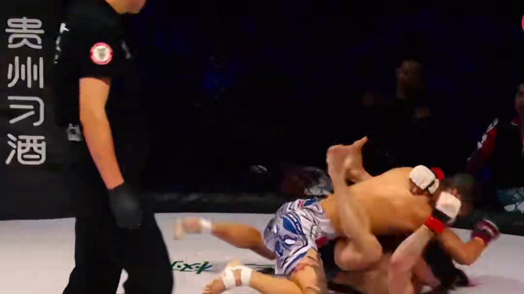 中国硬汉酿下惨案！横跨两个量级砸烂老外头骨，血流得止不住