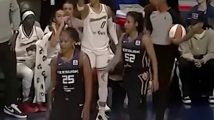 当运球发生失误的时候，看看这位女球员的球商