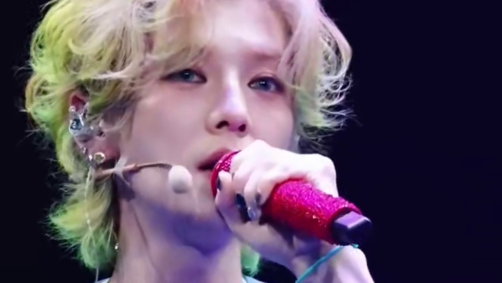 “飘向宇宙尽头 一个人也不孤独” #鹿晗#pxyz#飘向宇宙尽头#鹿晗青岛演唱会#鹿晗演唱会大合唱宿