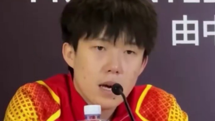 王楚钦看到左右都站了安保的表情