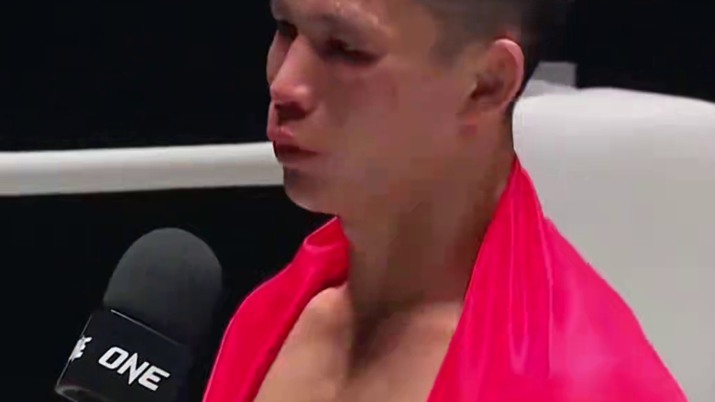 中国保安拳王闯下大祸！重拳打断菲律宾拳王脖颈，瞬间瘫软擂台