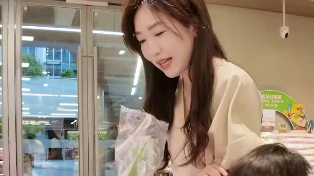 工作完带发发买菜：全程都在斗智斗勇！除了蔬菜，他啥都想要……#日常vlog #逛超市的娃 #人类幼崽