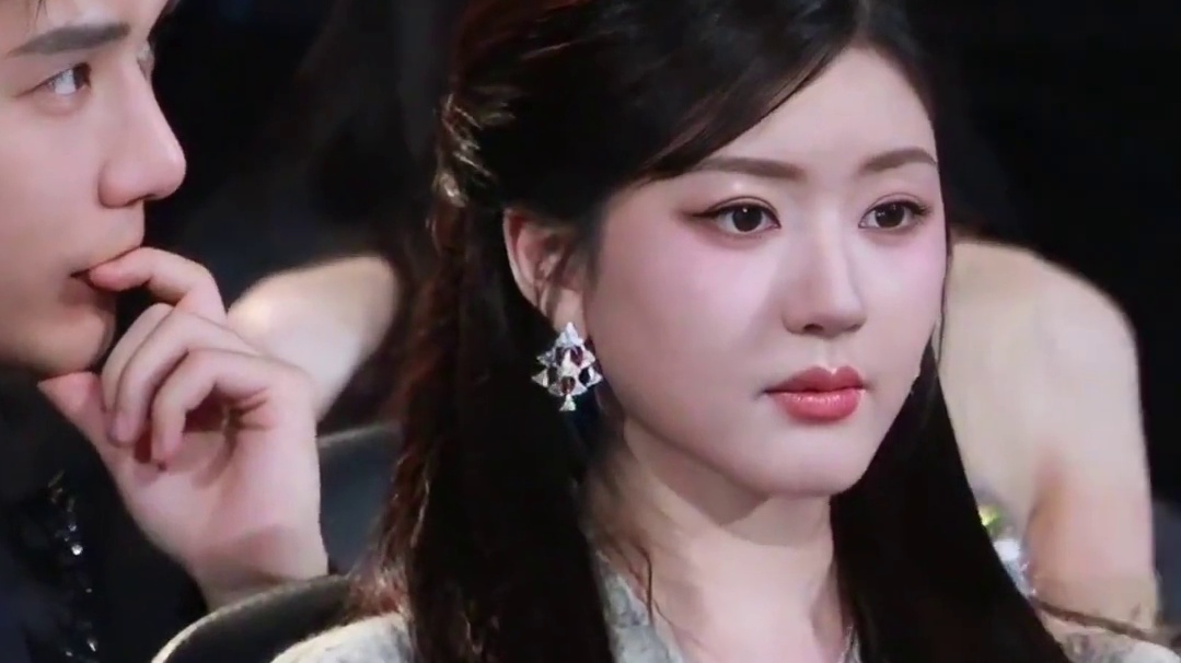 王一博有多“守男德”？离沈梦辰八丈远，不直视李沁，唯独把温柔留给了赵丽颖#王一博 #赵丽颖 #沈梦辰