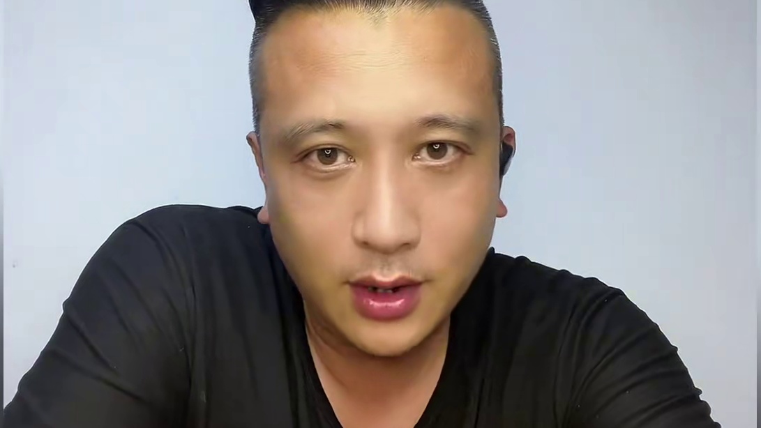 争议案例：进攻犯规还是防守犯规？你怎么判？ #争议判罚#争议球#篮球规则案例探讨 #篮球裁判案例 #