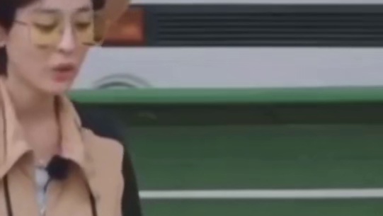 笑不活了，现场还原情敌见面分外眼红的场面