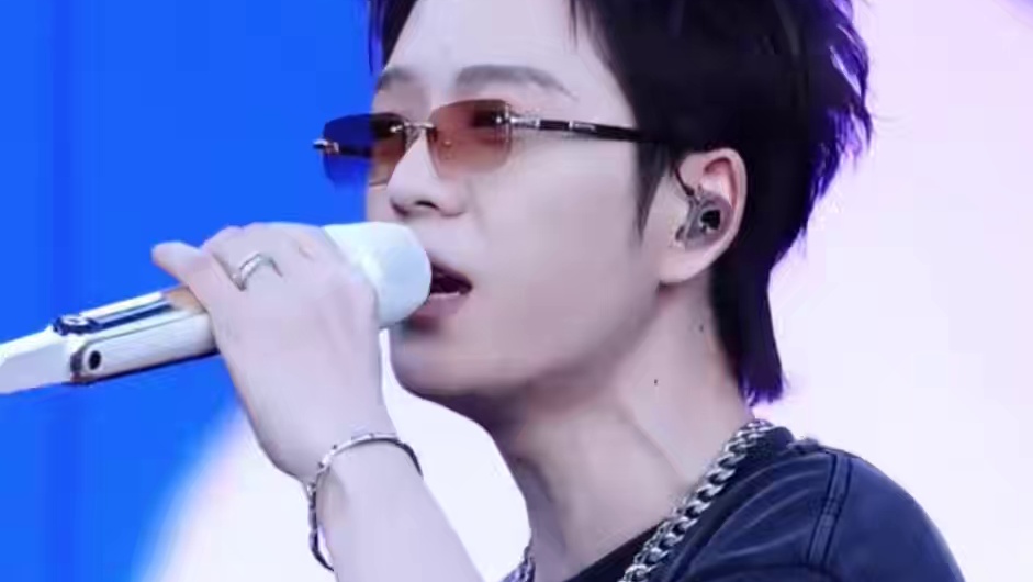 王栎鑫《一个人》“这歌词就是年轻人最好的嘴替” #王栎鑫#一个人#现场版#成都新蜂音乐节#王栎鑫演唱