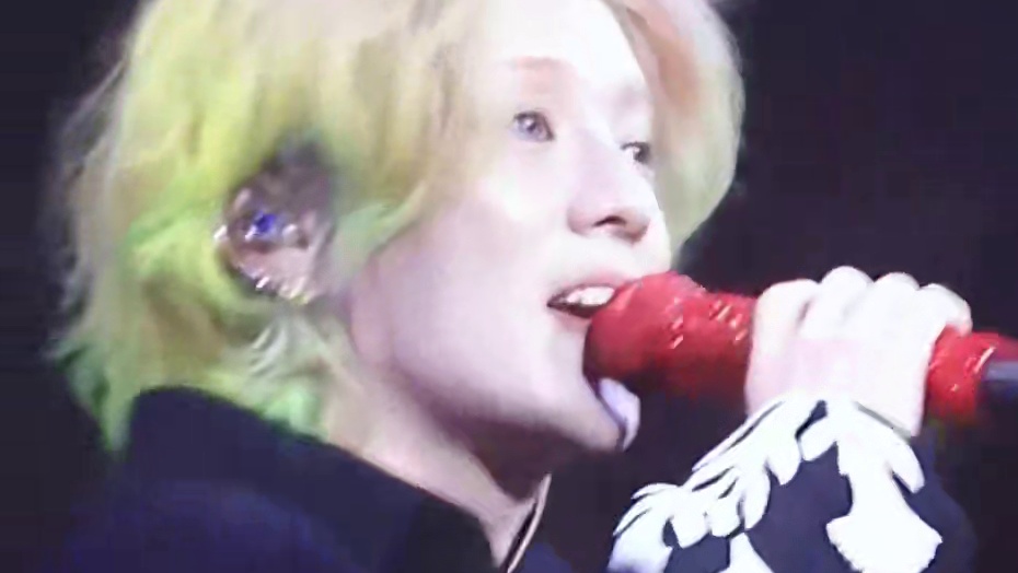 “拧巴的人需要一个耐心的爱人” #鹿晗#我们的明天#现场版live#鹿晗青岛演唱会#鹿晗演唱会大合唱