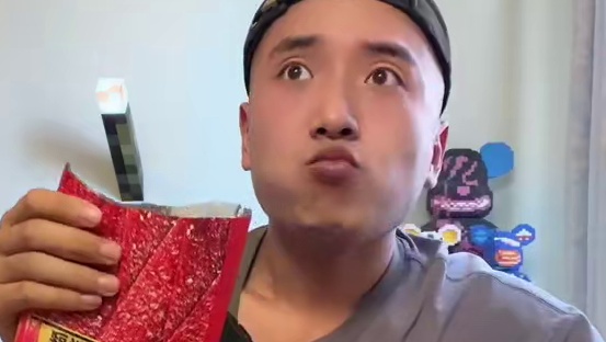 甘梅味是真好吃啊#炸酱面 #鸡排 #火药脾气辣条