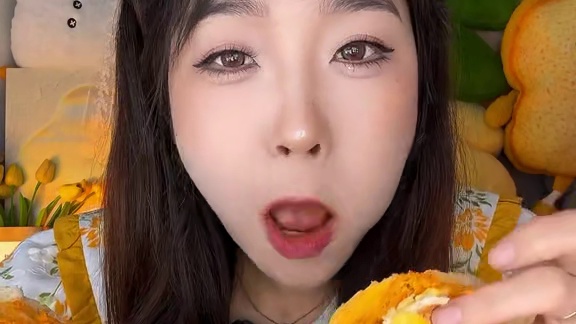 爱吃肉松的我真的很推荐！外皮是全麦粉➕魔芋粉制作的！有点嚼头，加热后更好吃！
红丝绒：一个是100g