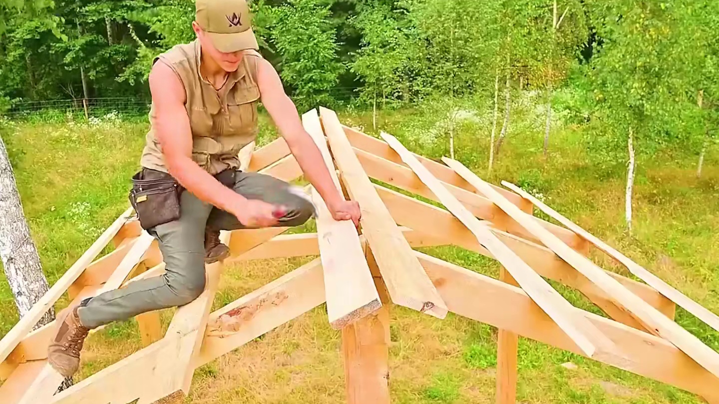 男人离开破旧庇护所，全程自己动手，用上百根木头搭建出童话之家 #解压 #野外建造 #原始技术