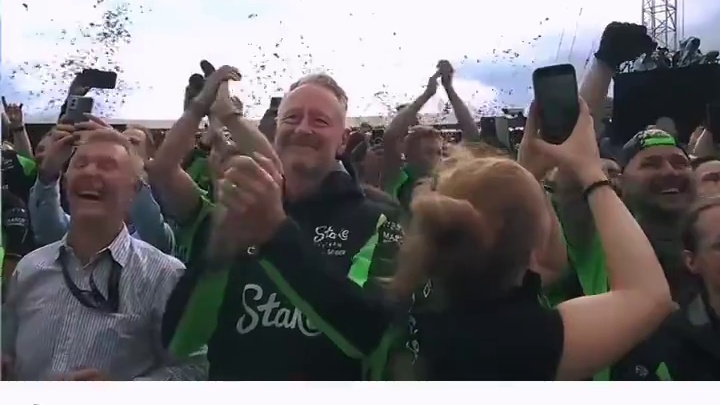 霍肯博格F1生涯首登领奖台 索伯完全没预料到霍肯博格能登台，没有给他准备香槟，梅奔火速送来支援；霍肯