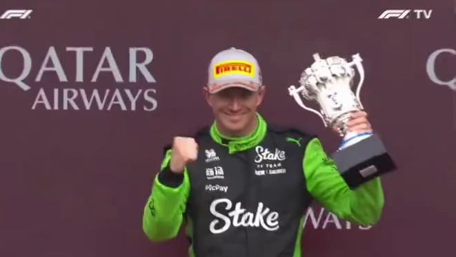 霍肯博格完美再现F1狂飙飞车剧情 电影里大叔桑尼海耶斯开着全场垫底的车战胜七届世界冠军登上领奖台，现