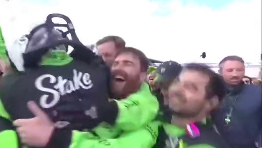 霍肯博格今天成了所有人的英雄 F1电影照进现实，霍肯博格经过15年的等待，终于在职业生涯第一次登上F