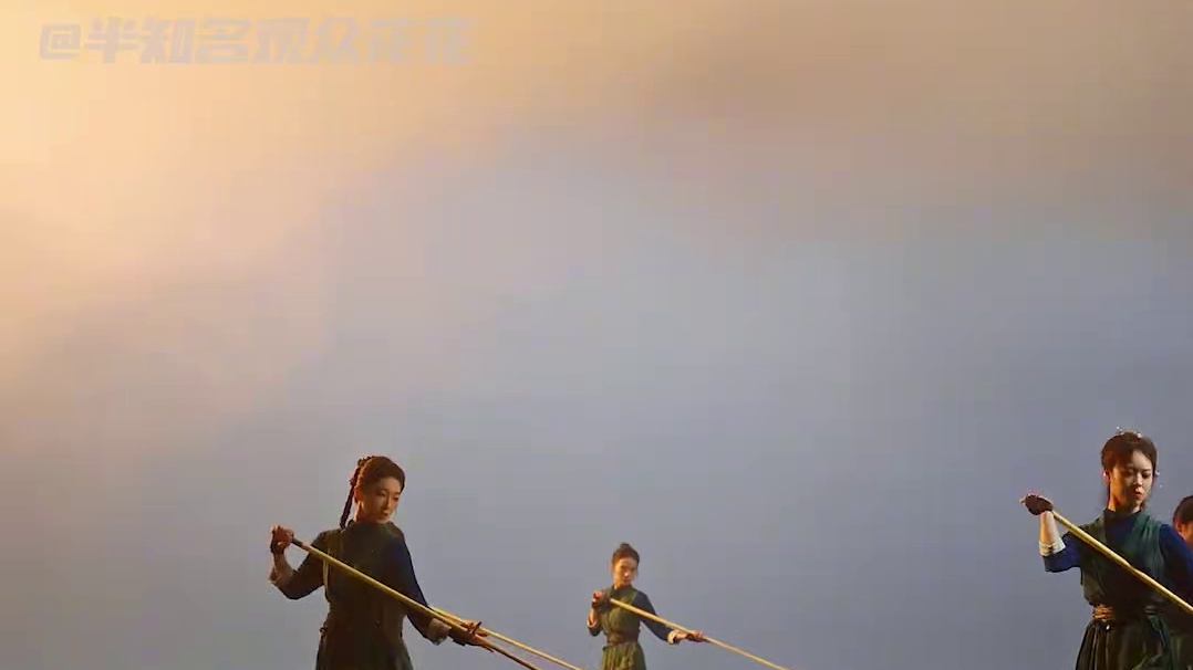 谁说耍枪是男性专属，女孩儿们用实力打破质疑#中国枪丹凤朝阳  #峨眉女团耍枪有多帅  #峨眉女弟子枪