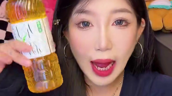 里面有四个款式的 首选茉莉雪芽 乌龙微苦 普洱比较苦 茉莉和龙井的不苦 都是420ml一瓶没有热量的