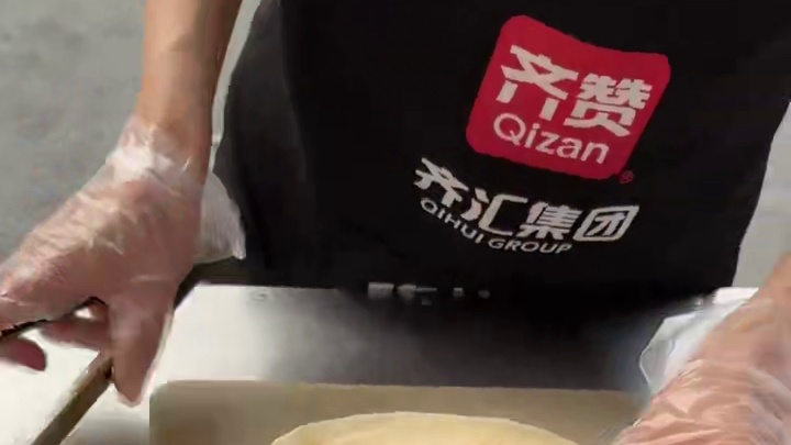 街头10元一个的鸭肠卷饼！有蛋有肠大家觉得怎么样