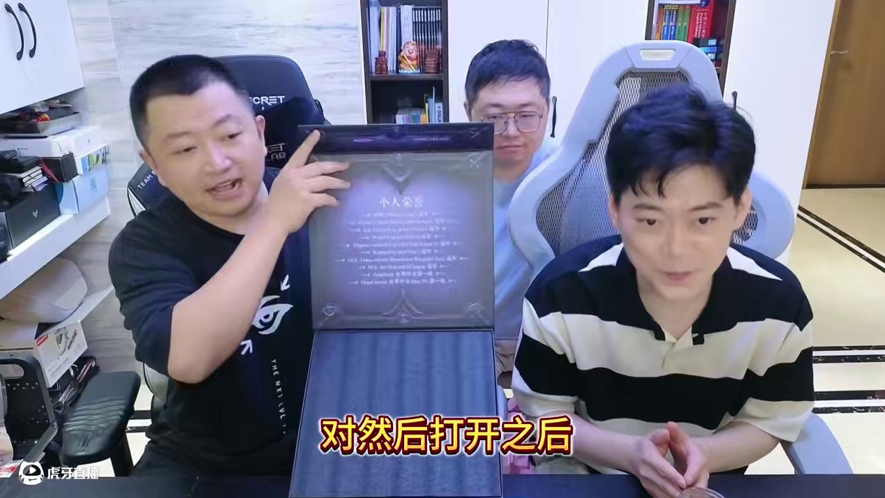 Moon展示亲笔签名礼盒，答谢粉丝支持！ 魔兽争霸3著名职业选手，月魔Moon亲笔签名礼盒限量预售中