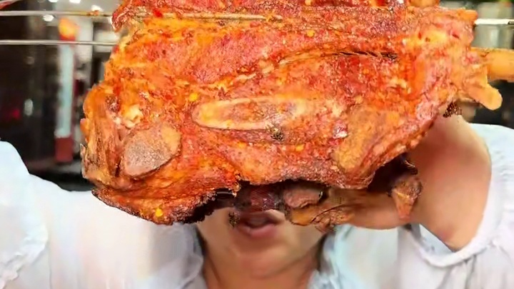 春熙广场新开了一家烤猪儿肉，太巴适了。#美食推荐 #同城美食 #特色烧烤