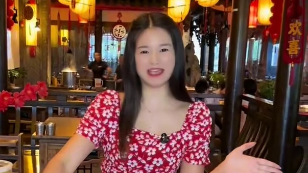 小龙坎推出夜宴啦，现场好喜庆啦