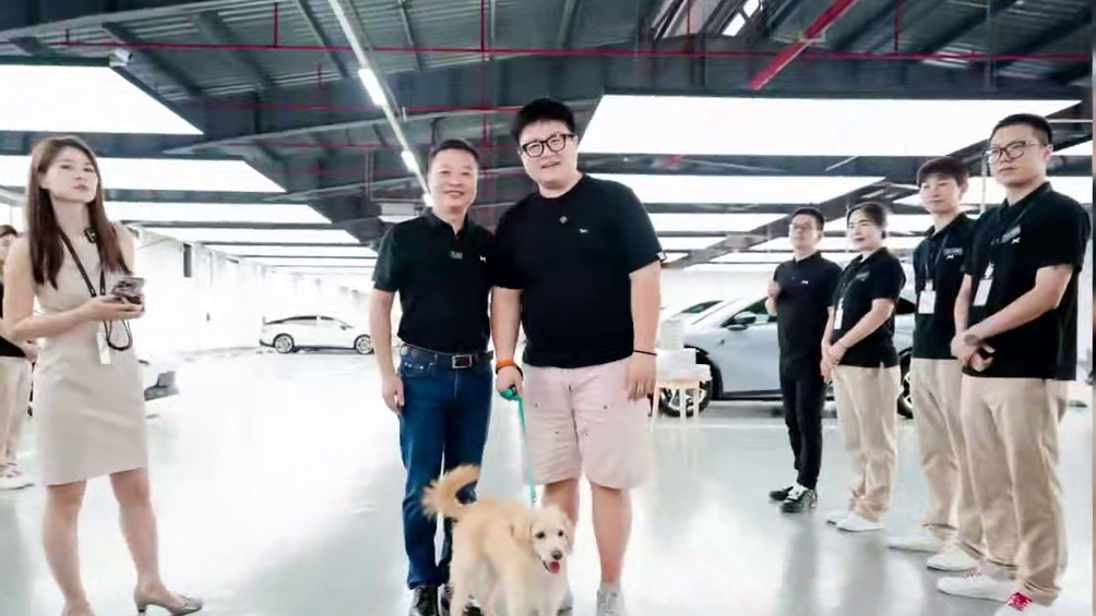 大师兄现身G7首批车主交付，这次情绪价值也拉满了！ #何小鹏在上海为首批G7车主交付 #央视点赞小鹏