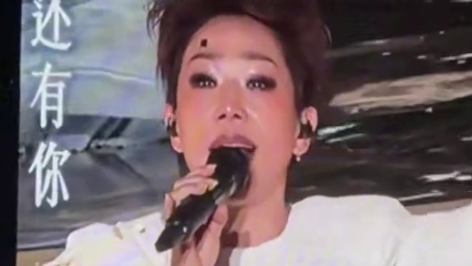 #林忆莲演唱会哽咽告白歌迷与上海 “上海是我生命的一部分”，《至少还有你》引发全场大合唱