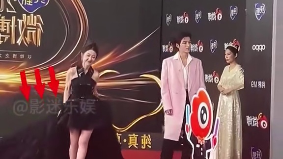 被拖尾裙贴脸开大的女星，杨幂一上台便摔跤，金晨被“限制行动力”#杨幂 #金晨 #刘亦菲  #娱乐评论